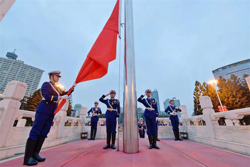 隊員們執(zhí)行升旗任務(wù)。三坊七巷消防救援站 供圖.jpg