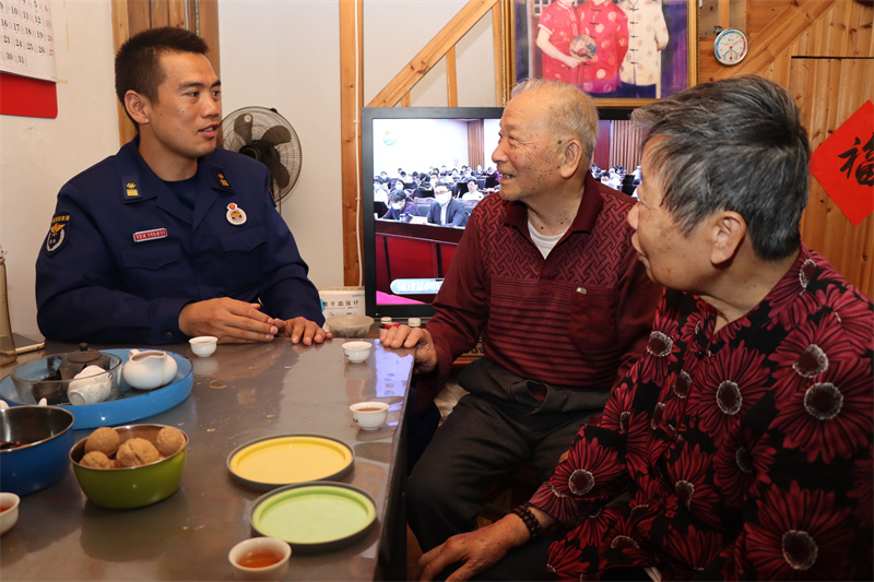 隊員陪老人們聊天解悶。三坊七巷消防救援站 供圖.jpg