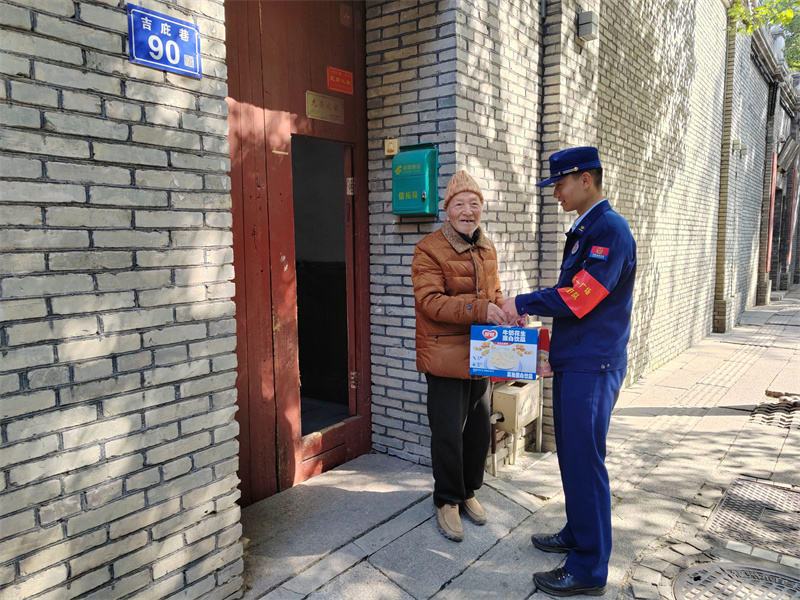 隊員們上門慰問老人。三坊七巷消防救援站 供圖.jpg