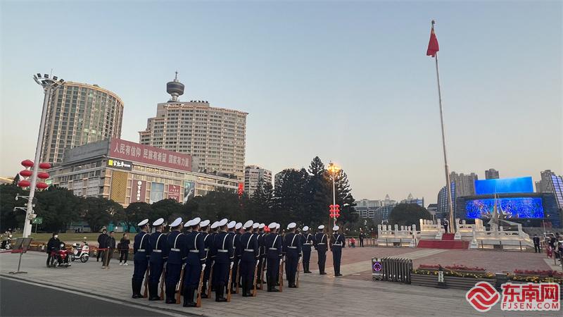 3月6日傍晚，隊員們執行降旗任務。東南網記者 周霞 攝.jpg