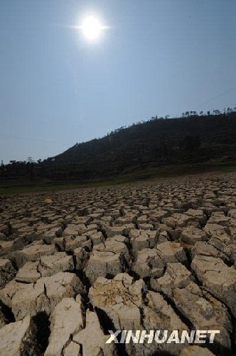 2月23日，位于黔西南布依族苗族自治州的馬鈴口水庫已完全干枯見底，庫底的淤泥已經板結龜裂。新華社記者 劉續 攝