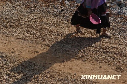 2月22日，在廣西隆林縣徳峨鄉常么村，一位村民背水回家。新華社記者 黃孝邦 攝
