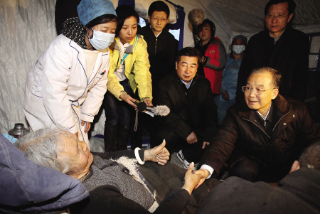 胡錦濤將提前回國 溫家寶飛抵震區(圖)
