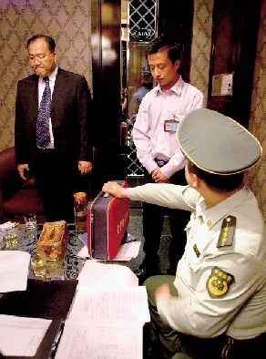 警方突襲天上人間等4夜總會(huì)(組圖)