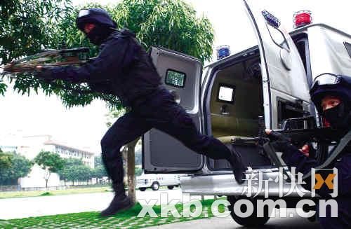 廣州武警特戰(zhàn)隊(duì)配發(fā)反恐儀器備戰(zhàn)亞運(yùn)安保(圖)