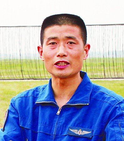 飛行員為免飛機墜落市區犧牲 追悼會上辦婚禮