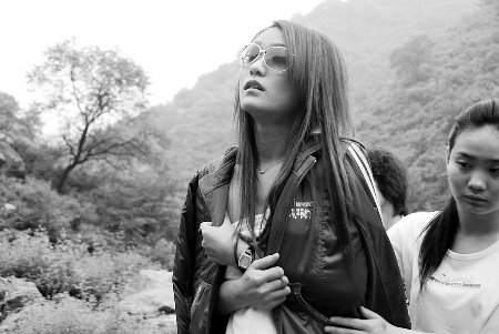 村民持樹枝驅(qū)趕拍寫真裸女 稱丟人現(xiàn)眼(組圖)