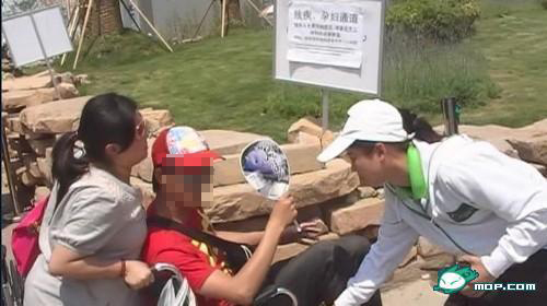 網曝一家5口輪流坐輪椅