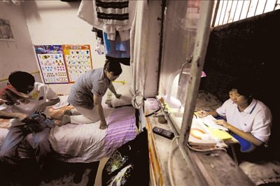 聽障女孩在京中考 與家人蝸居地下室7年(圖)