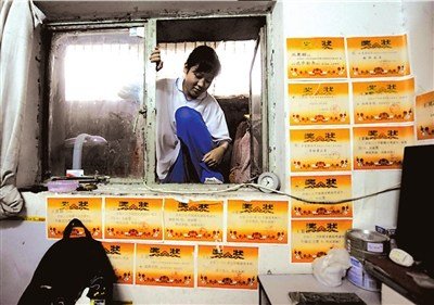 聽障女孩在京中考 與家人蝸居地下室7年(圖)
