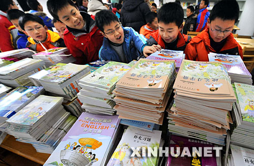 2月17日，南京鳳凰花園城小學各班級學生代表在閱覽室為本班同學領取免費新課本。 當日，南京各小學的學生在新學期開學報到時領到了免費的新課本。2008年春季新學期開始，江蘇省向全省城鄉義務教育階段學生免費提供教科書，包括公辦校、民辦校學生及民工子弟在內的受益學生達727萬。免費教科書包括國家課程教科書、省地方課程教科書以及有關學科補充習題、圖冊和英語磁帶。2007年春季，江蘇省已對全省城鄉義務教育階段學生全面免收學雜費。 新華社記者孫參攝 