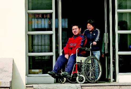 每天，楊玉環都要把兒子背上輪椅，然后推著他去上課、到戶外。本報記者楊寧　攝