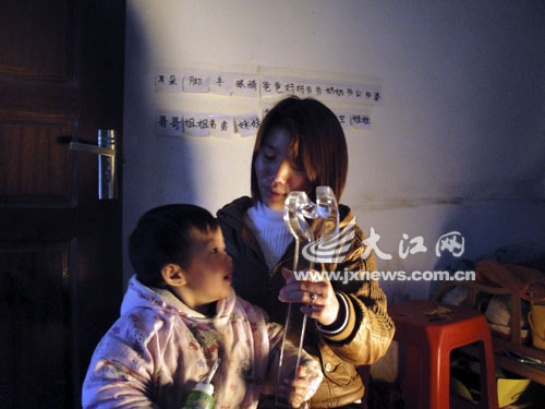 烈士遺孀捐出百萬捐款鄰居嘆息“傻姑娘”（圖）