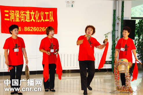 文化義工在表演三句半《夸夸農(nóng)村新政策》