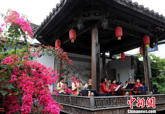 4月26日，中央媒體記者走基層探訪中國(guó)歷史文化名街福州三坊七巷一行在三坊七巷水榭戲臺(tái)采訪、拍攝福州十番民樂(lè)表演。