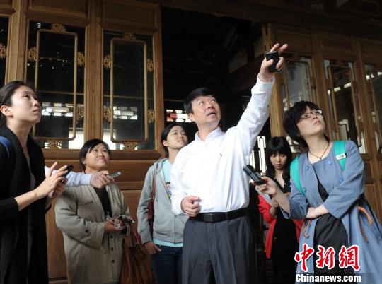4月26日，中共福州市委宣傳部副部長(zhǎng)、福州市三坊七巷保護(hù)開(kāi)發(fā)有限公司總經(jīng)理林矗就三坊七巷保護(hù)修復(fù)與開(kāi)發(fā)利用情況接受中央媒體記者采訪。