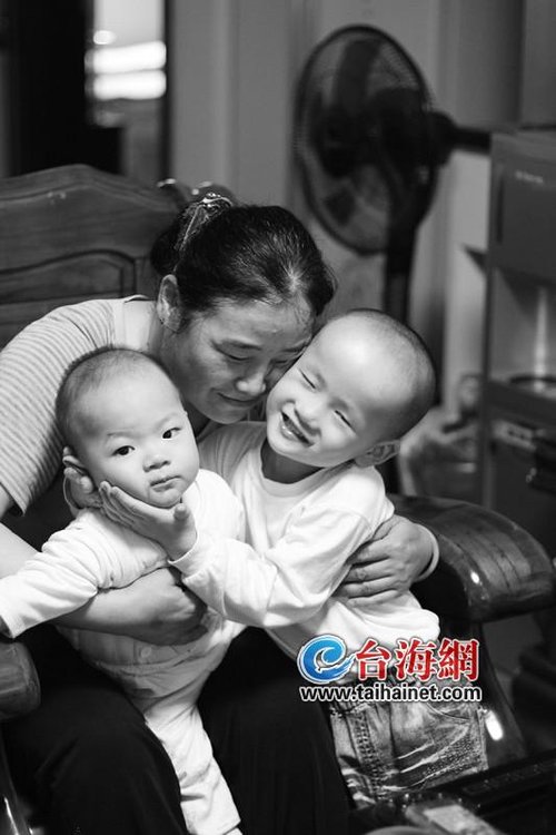 19年收養(yǎng)33個孩子 龍巖寄養(yǎng)媽媽疼孤兒勝過親兒