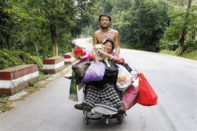 孝子推母親步行至云南僅花8000元 將繼續(xù)旅程
