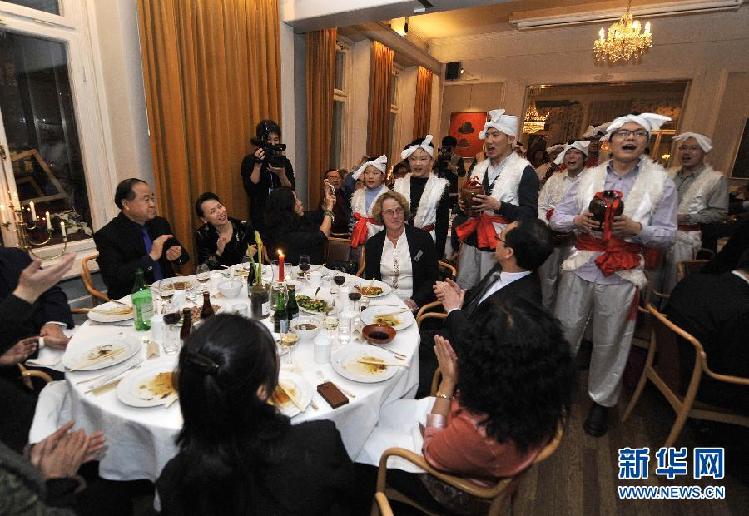 （國際）（1）中國留學生“陜北民族風”迎莫言