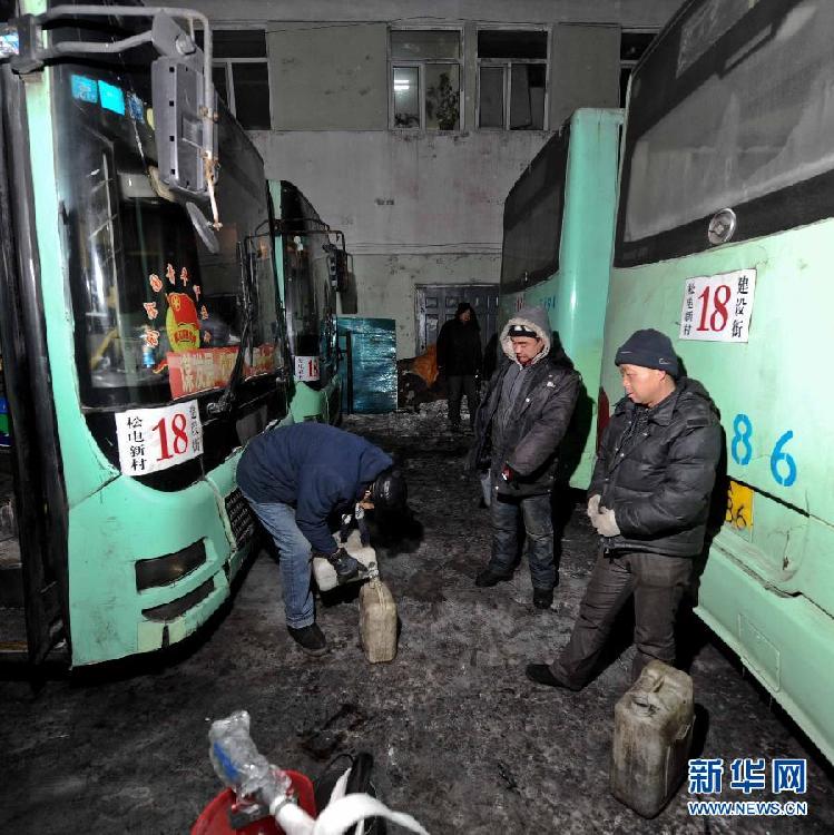 （社會）（2）嚴寒中與夜晚相伴——探訪“三九天”中的哈爾濱公交熱車員 