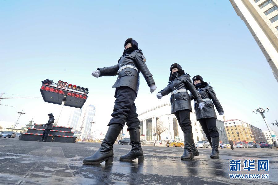 （走基層 聽(tīng)民聲）（7）冰城90后女交警的春節(jié)堅(jiān)守