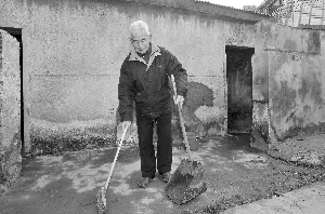 吳紹南老人在打掃公廁 快報記者 施向輝 攝
