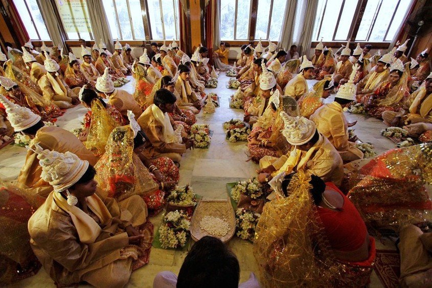 7月1日，印度加爾各答的一場集體婚禮，新人們坐在地上，舉行一場儀式。