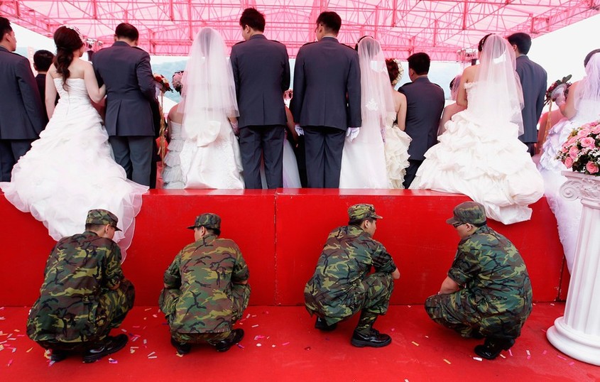 5月10日，臺(tái)北的一場(chǎng)軍人集體婚禮，幾對(duì)新人站成一排，拍照留念。4名士兵蹲在紅臺(tái)后面，防止其倒下。共有264對(duì)新人參加了這場(chǎng)婚禮。