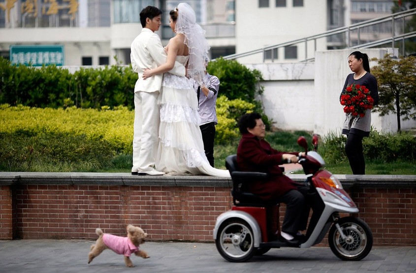 4月16日，上海街頭，一對新人正在拍婚紗照。