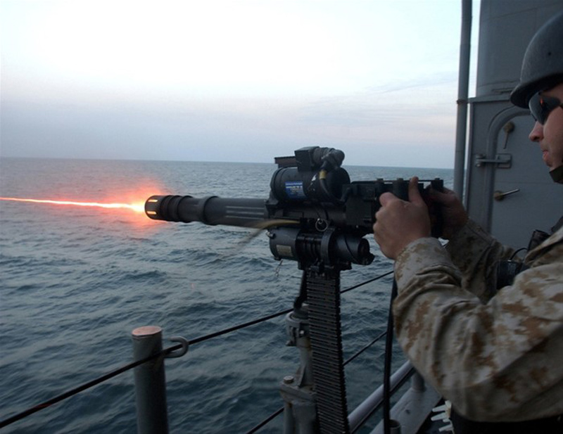 美國海軍戰艦上裝備的有Minigun速射機槍，主要用于對付小艇、蛙人等小型水面目標。