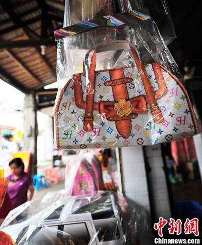 清明祭掃商業(yè)味濃引爭議 有人掃墓時燒“小姐”