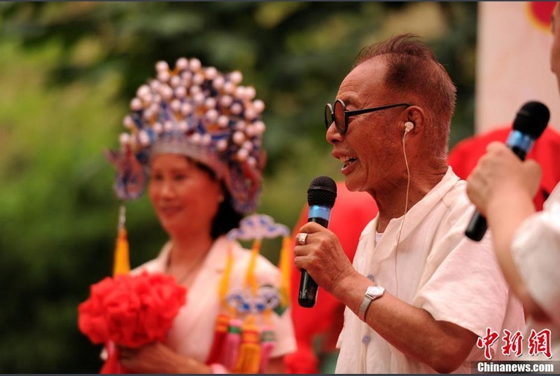 那么，“不肯吃虧”的相親角就是丑惡的嗎？實際上，相親角的擇偶標準，正是當下中國社會轉型期的一面鏡子?！皝淼竭@里的，都是沒有選擇的選擇?！毖芯繂T孫沛東說。