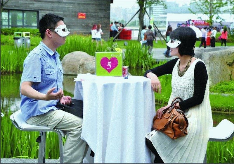 時(shí)代變遷，中國(guó)青年的擇偶標(biāo)準(zhǔn)也一變?cè)僮?。進(jìn)入21世紀(jì)，市場(chǎng)資本和消費(fèi)文化沖擊了青年的擇偶標(biāo)準(zhǔn)和婚戀觀念，個(gè)人的形象資本、家庭的經(jīng)濟(jì)資本和社會(huì)地位，在婚姻市場(chǎng)上的地位更加顯著。