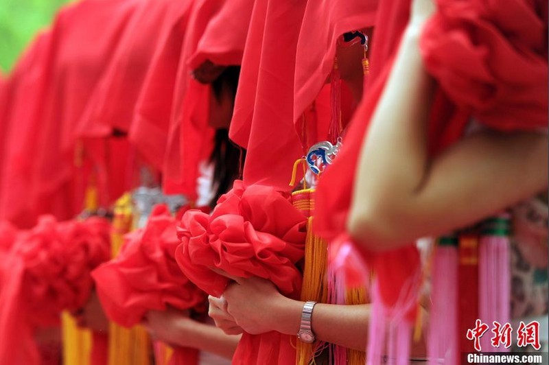 在相親角，情感被市場(chǎng)化和商業(yè)化的文化所滲透，導(dǎo)致了異化。愛、情、美被標(biāo)了價(jià)，人的價(jià)值被分割成若干內(nèi)容和等級(jí)，失去了人作為一個(gè)整體的意義。相親對(duì)象之間的明爭(zhēng)暗斗，一次次‘探底’的企圖和嘗試，也讓真正具有情感內(nèi)容的過程被舍棄了。
