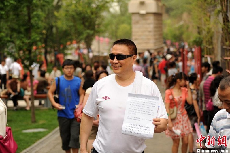 一位家長說：“到相親角來的，基本都是想打翻身仗！女孩自己掙5000塊的，想找1萬塊的；掙1萬塊的想找兩萬塊的；明明自己家里有房子，還要找個(gè)住在市中心的。男孩也想找比自己強(qiáng)的女孩，最好也有房子，省得以后離婚被揩油……”