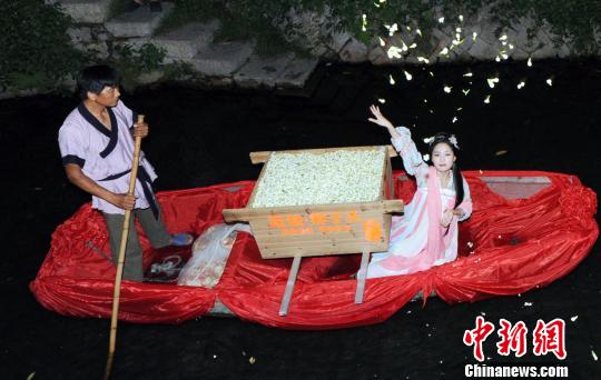 福建漢服愛好者七夕夜舉行傳統祭星乞巧儀式
