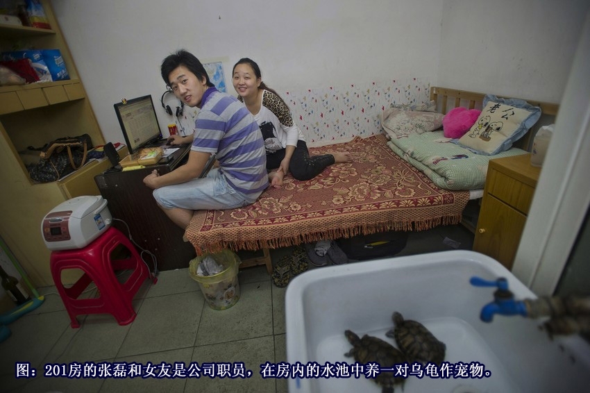508房的房客張小姐在快遞公司上班，她說“膠囊房”功能設(shè)施齊全，布局合理，私密性較好，不但不覺得擁擠，反而有點(diǎn)兒溫馨。這里月租只有300多元，比一般出租房便宜近2/3，性價(jià)比較高。9月份，她所在的公司就要搬家了，離這里數(shù)十公里，但她不打算搬走，住在這棟公寓里的另外幾名同事，也沒有搬家的打算。