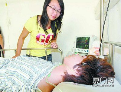 凌小姐來到病床旁，流著眼淚安慰張涵。