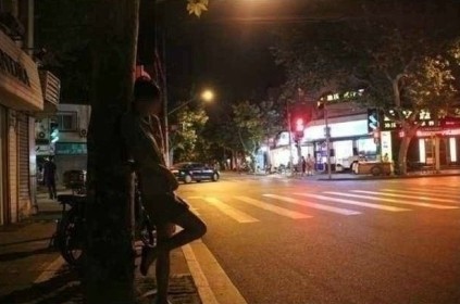 上海鬧市裸拍門照片尺度驚人，全裸無(wú)視路人挑逗驚呆網(wǎng)友