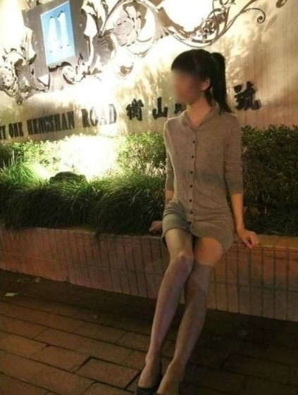 上海鬧市裸拍門照片尺度驚人，全裸無視路人挑逗驚呆網友