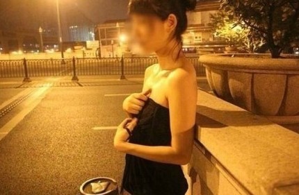 上海鬧市裸拍門照片尺度驚人，全裸無視路人挑逗驚呆網友