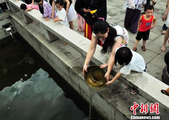 福州舉辦甲午年新生開筆禮蒙童們額頭點上朱砂（圖）
