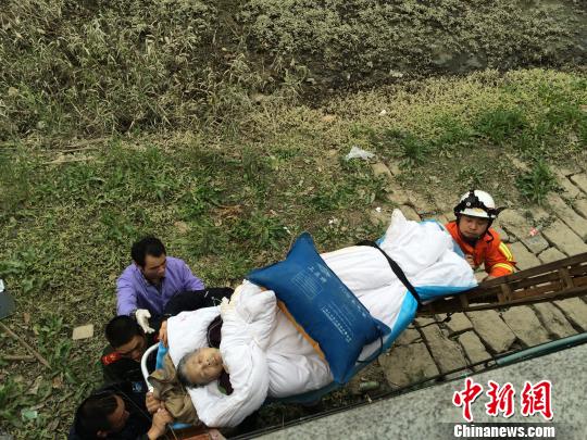 福州一老太漂浮內(nèi)河上熱心群眾協(xié)助消防員救人