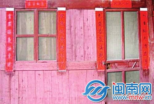 特有的白頭聯(lián)，聯(lián)上方留有一段白色（網(wǎng)絡圖）