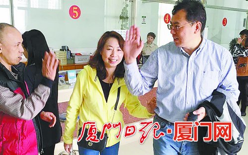好心夫妻掃墓時撿到皮包 原地苦等失主1小時(圖)