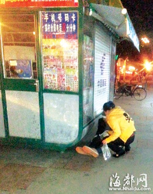 正能量！　網(wǎng)曝福州一熱心姑娘給流浪漢送飯獲贊