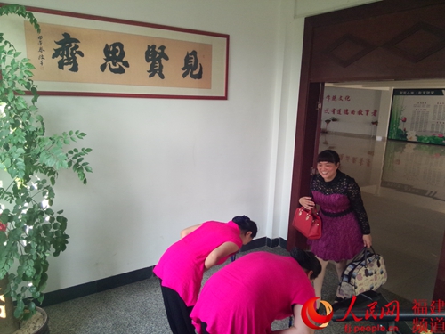 義工老師歡送學員，再次鞠躬送上祝福。詹托榮攝