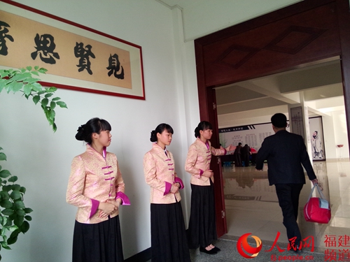 義工老師在門口歡迎學(xué)員報到。詹托榮攝
