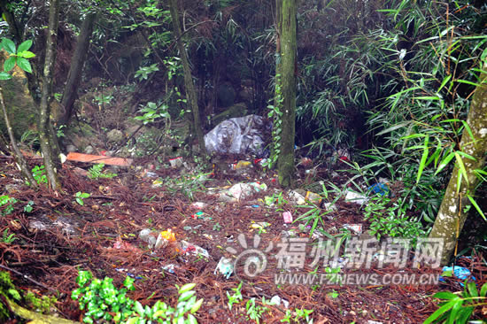“最美公路”旁成休閑飯莊垃圾場 市民:太煞風(fēng)景