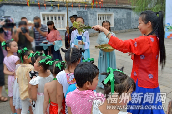 光祿吟臺(tái)上點(diǎn)雄黃　傳統(tǒng)民俗在孩子心中生根發(fā)芽